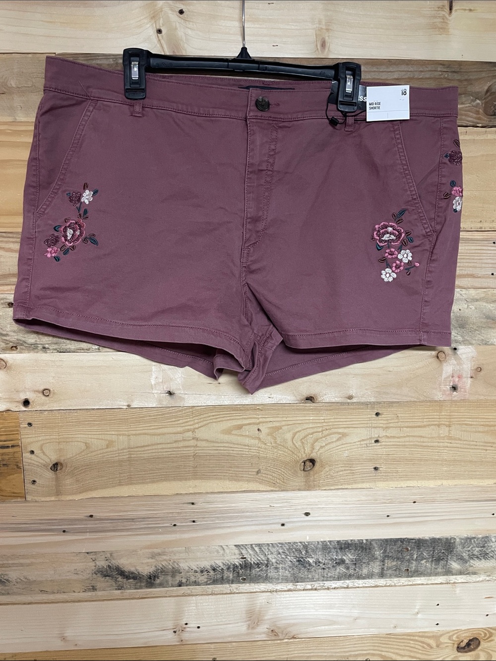 Express size 18 Dusty Rose Color Rose
Stitching Mid-rise Shortie Chico Shorts